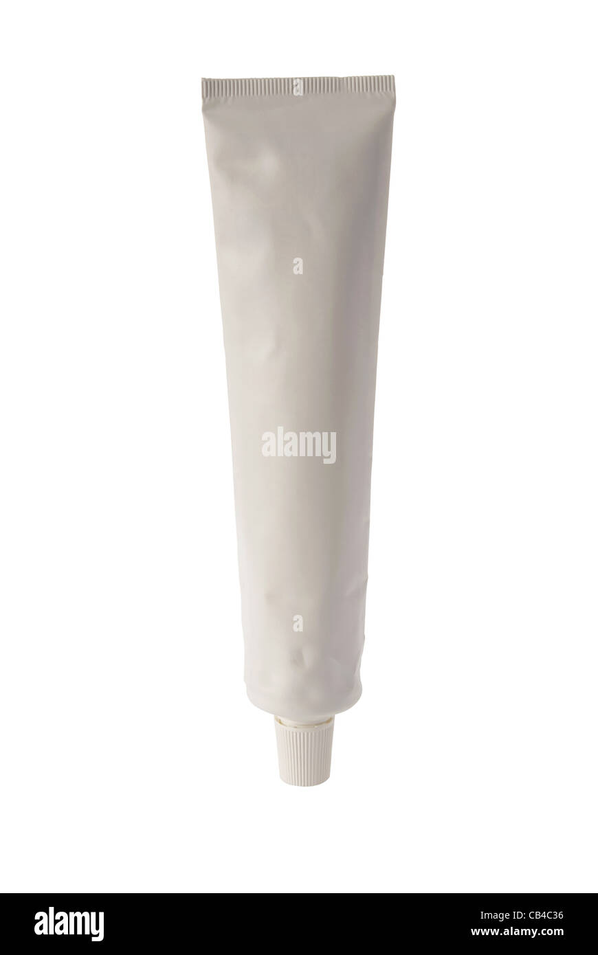 Seul modèle de tube de dentifrice blanc isolé sur fond blanc utile pour la conception de l'étiquette. Inclus chemin de détourage, de sorte que vous pouvez facilement le découper et le placer sur le dessus d'un dessin ou modèle. Banque D'Images