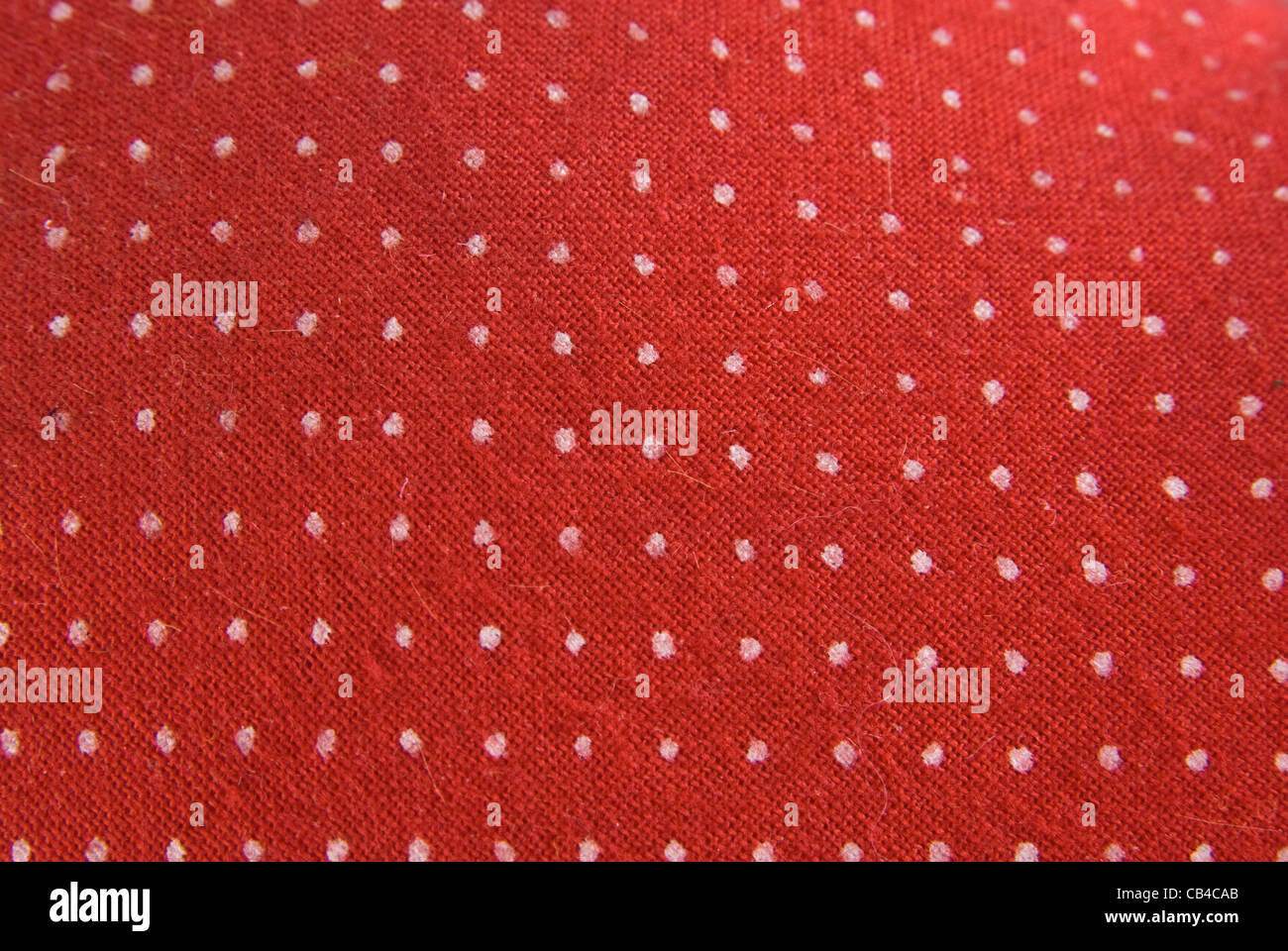 Retro tissu rouge à pois blancs en arrière-plan. Banque D'Images