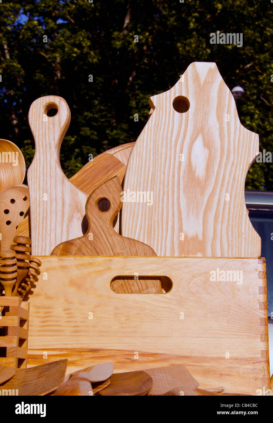 Les planches à découper en bois fait à la main en bois et outils utilisés dans la cuisine. Juste à l'extérieur. Banque D'Images