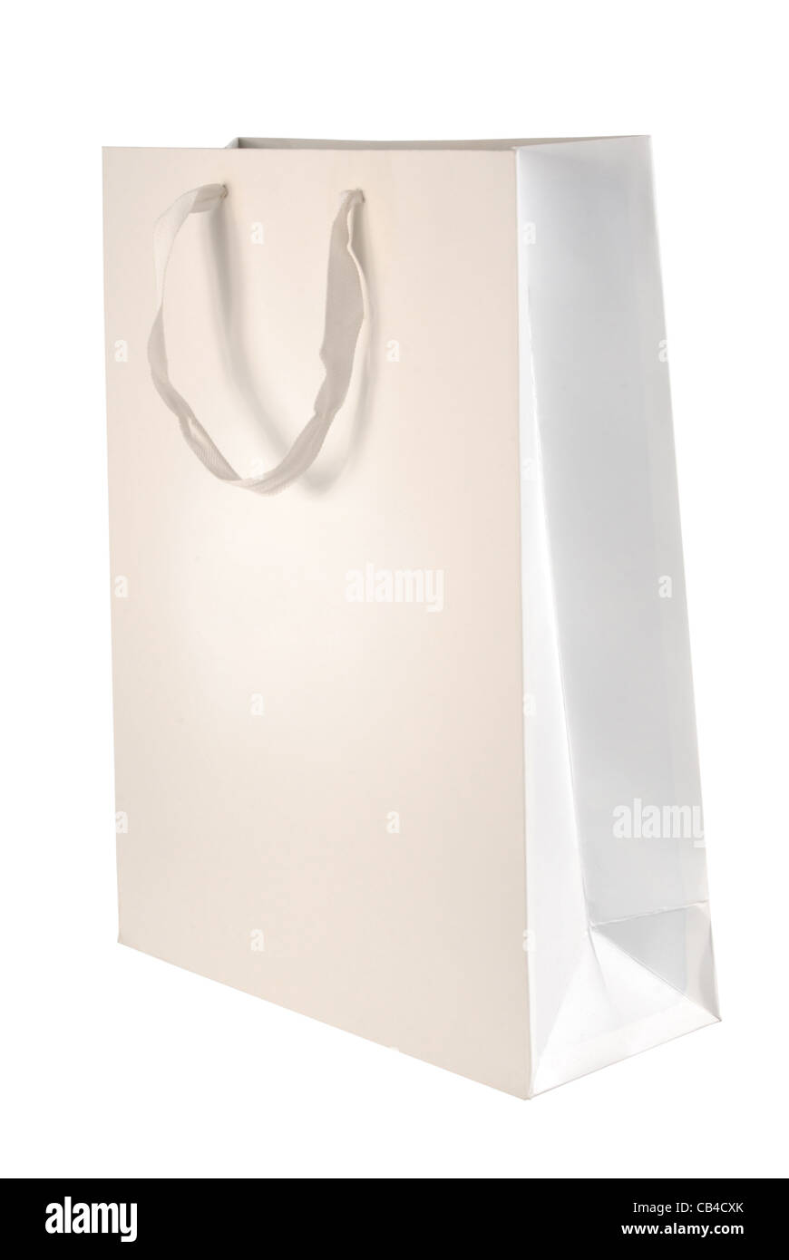 Modèle de sac en papier isolé sur fond blanc. Inclus chemin de détourage, de sorte que vous pouvez facilement le découper et le placer sur le dessus d'un dessin ou modèle. Banque D'Images