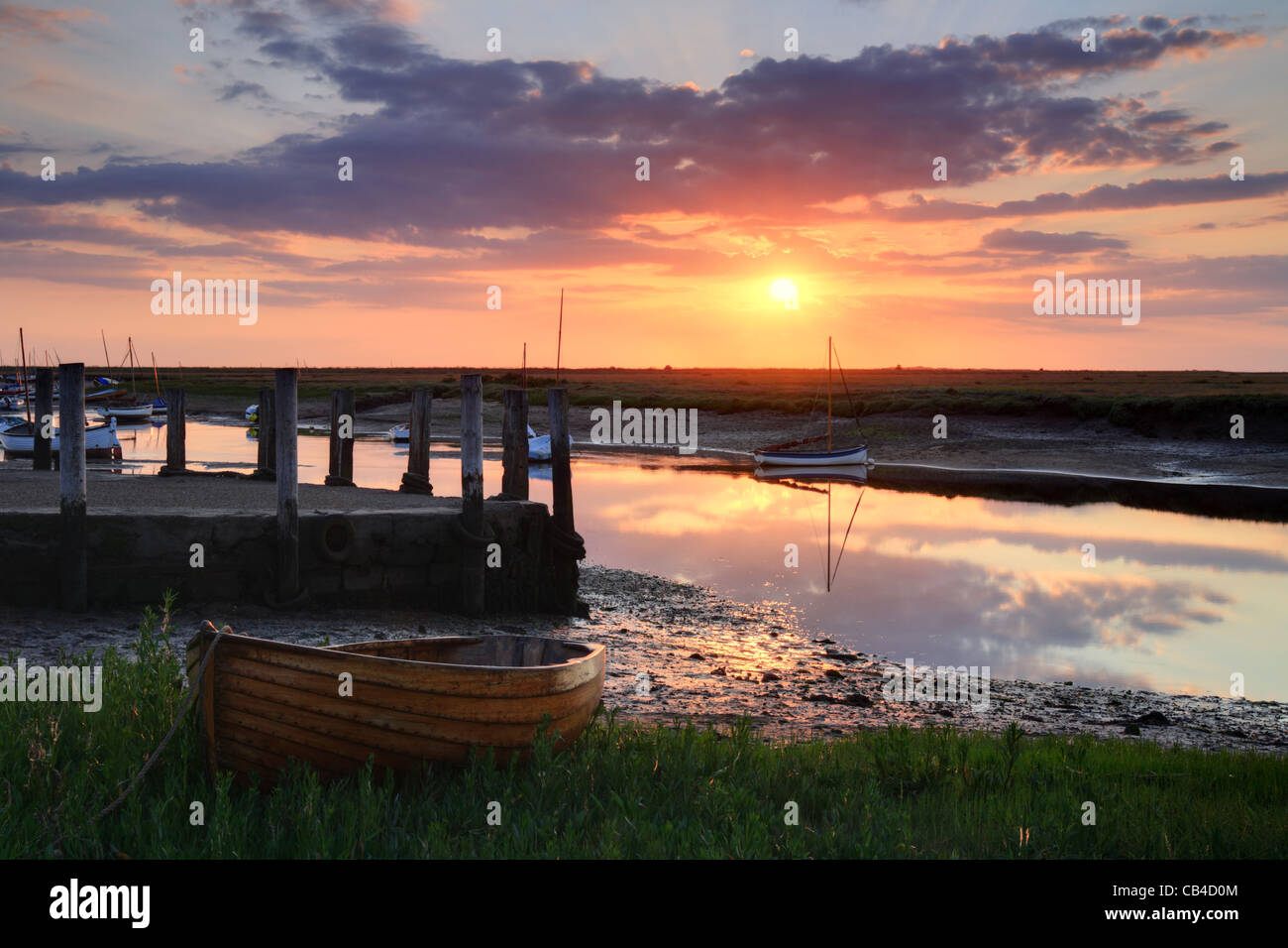 Burnham Overy Staithe jetty, Coucher de soleil, côte nord du comté de Norfolk, England, UK Banque D'Images