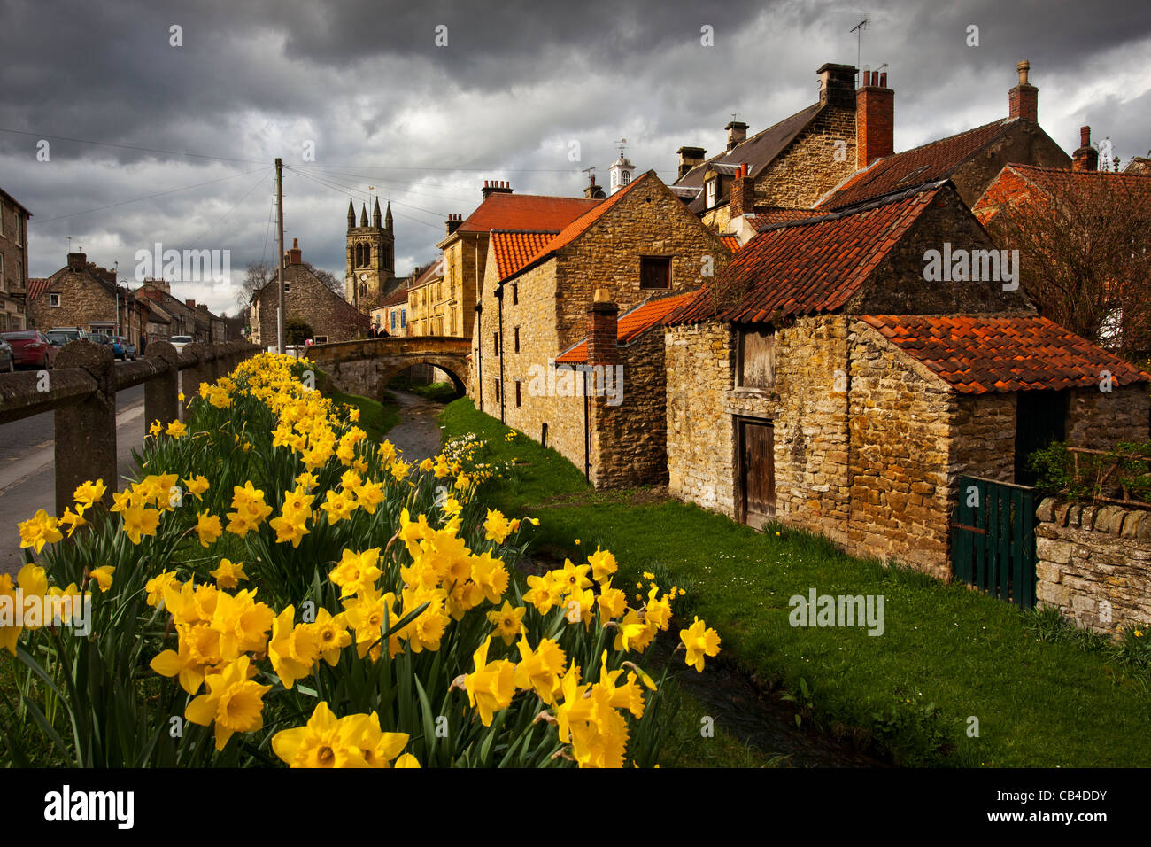 Castlegate Helmsley Yorkshire du Nord avec les jonquilles en fleurs à venir Banque D'Images