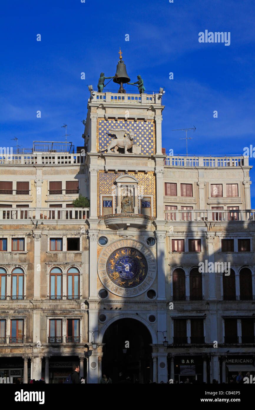 La Torre dell'Orologio, St Mark's Clocktower dans la place Saint-Marc, Venise, Italie, Europe. Banque D'Images