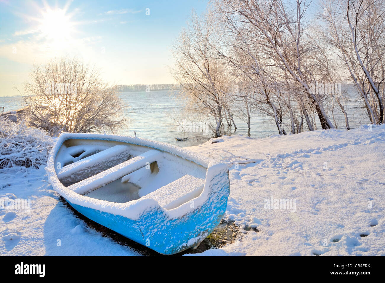 Bleu bateau sur le Danube Banque D'Images