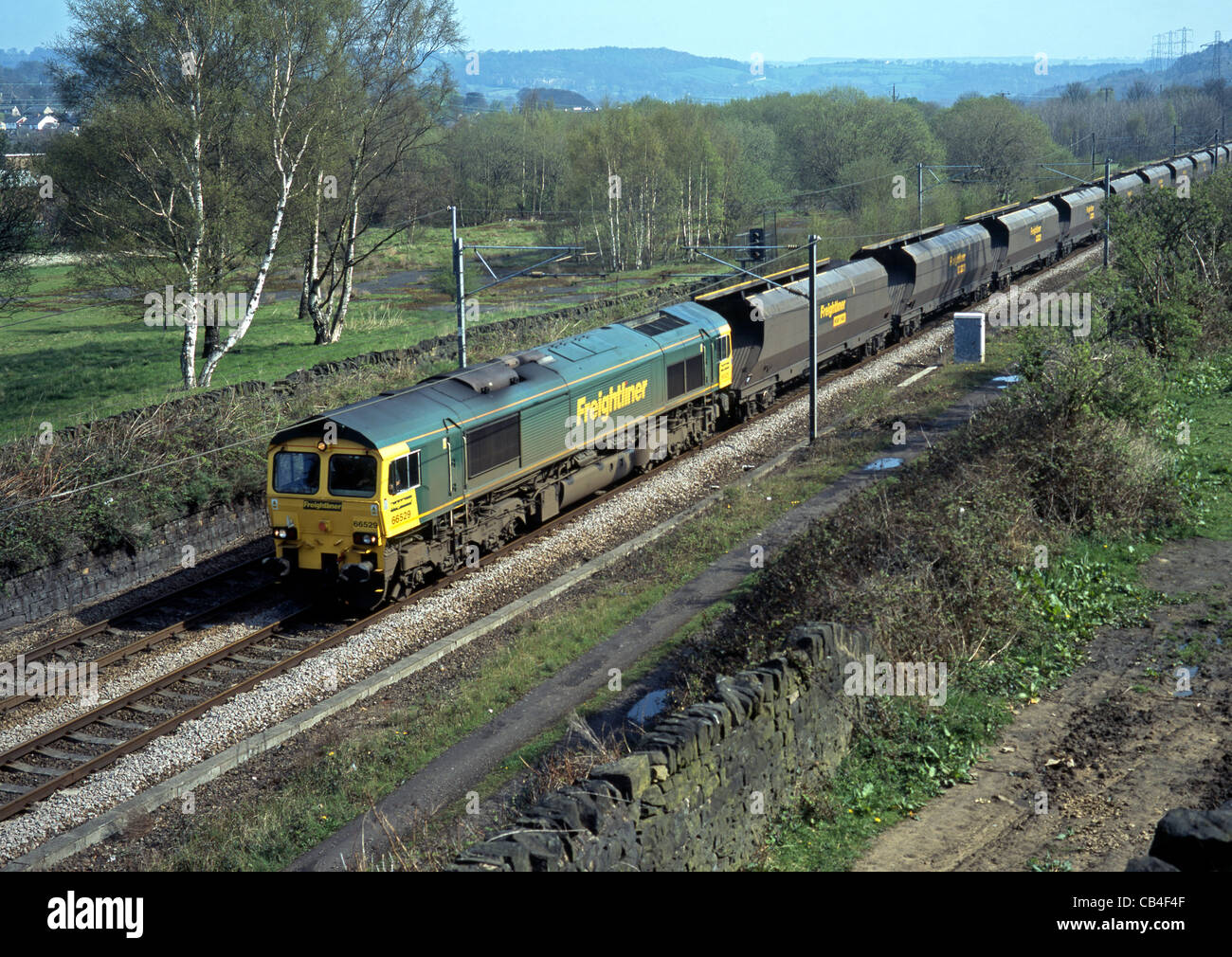 Class 66 transport Train de charbon, camions vides près de Shipley, Yorkshire, Angleterre, Royaume-Uni, Europe de l'Ouest. Banque D'Images