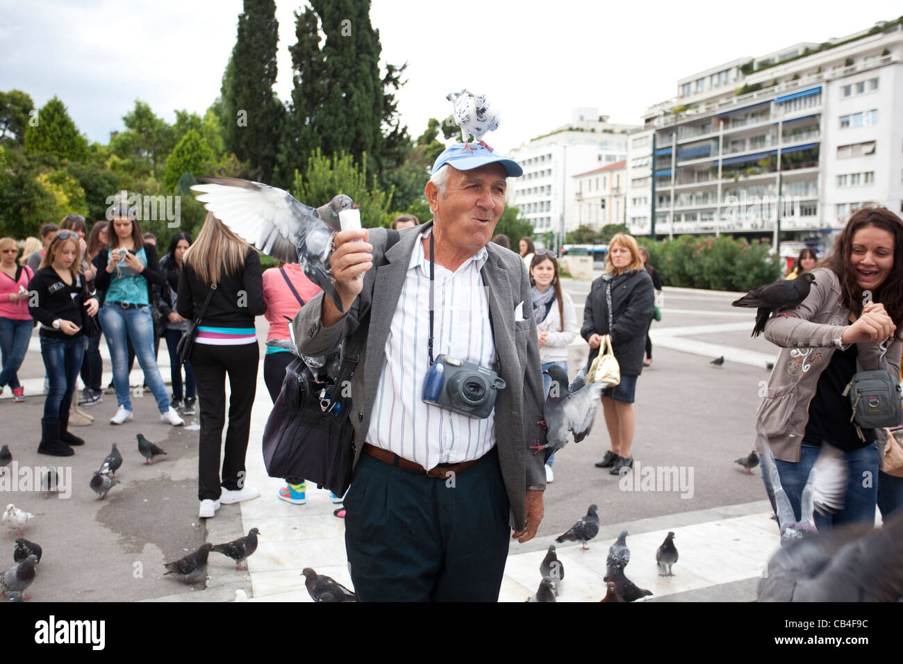 Les hommes la vente des semences pour nourrir les pigeons sur la place Syntagma, Athènes, Grèce. Photo:Jeff Gilbert Banque D'Images