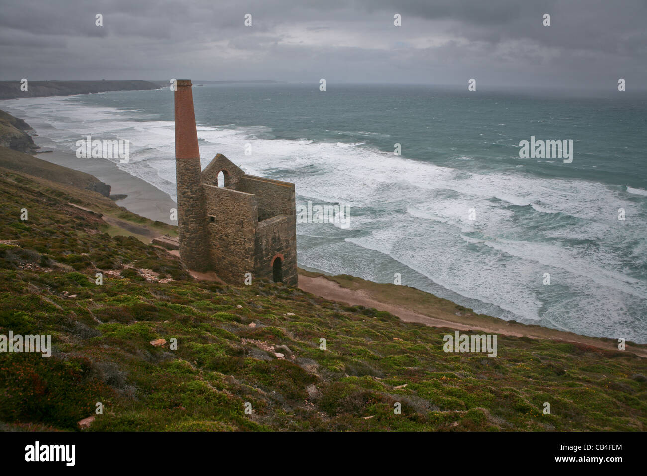 Mine de l'étain de Wheal Coates, Chapelle Porth, chemin côtier de Cornwall, un jour de tempête, vue sur la mer Banque D'Images