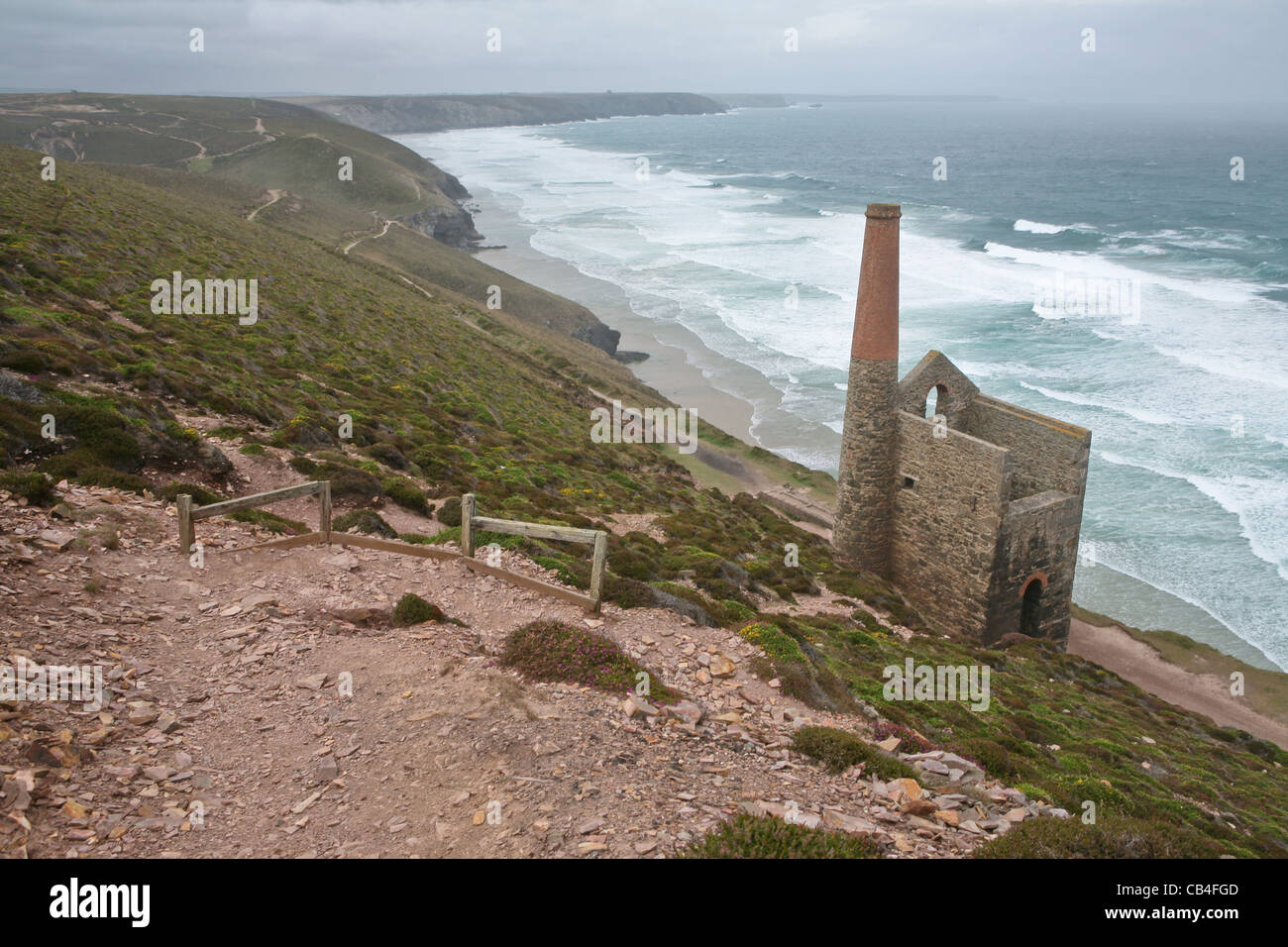 Papule Coates tin mine, Chapel Porth, sur un jour de tempête Banque D'Images