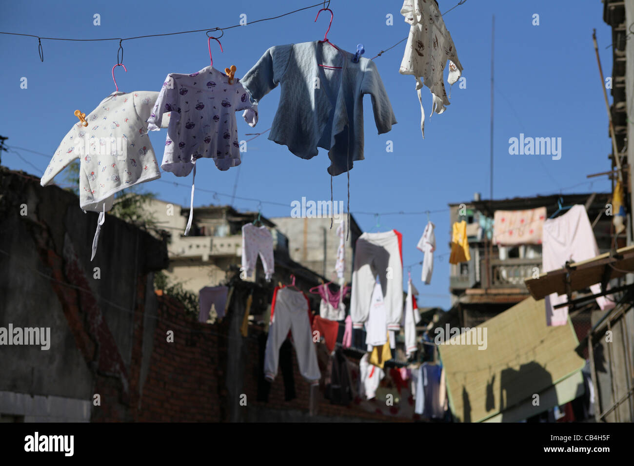 Bébé grandit et séchage de vêtements de bébé à l'extérieur en allée, à Xiamen, Chine, Asie Banque D'Images