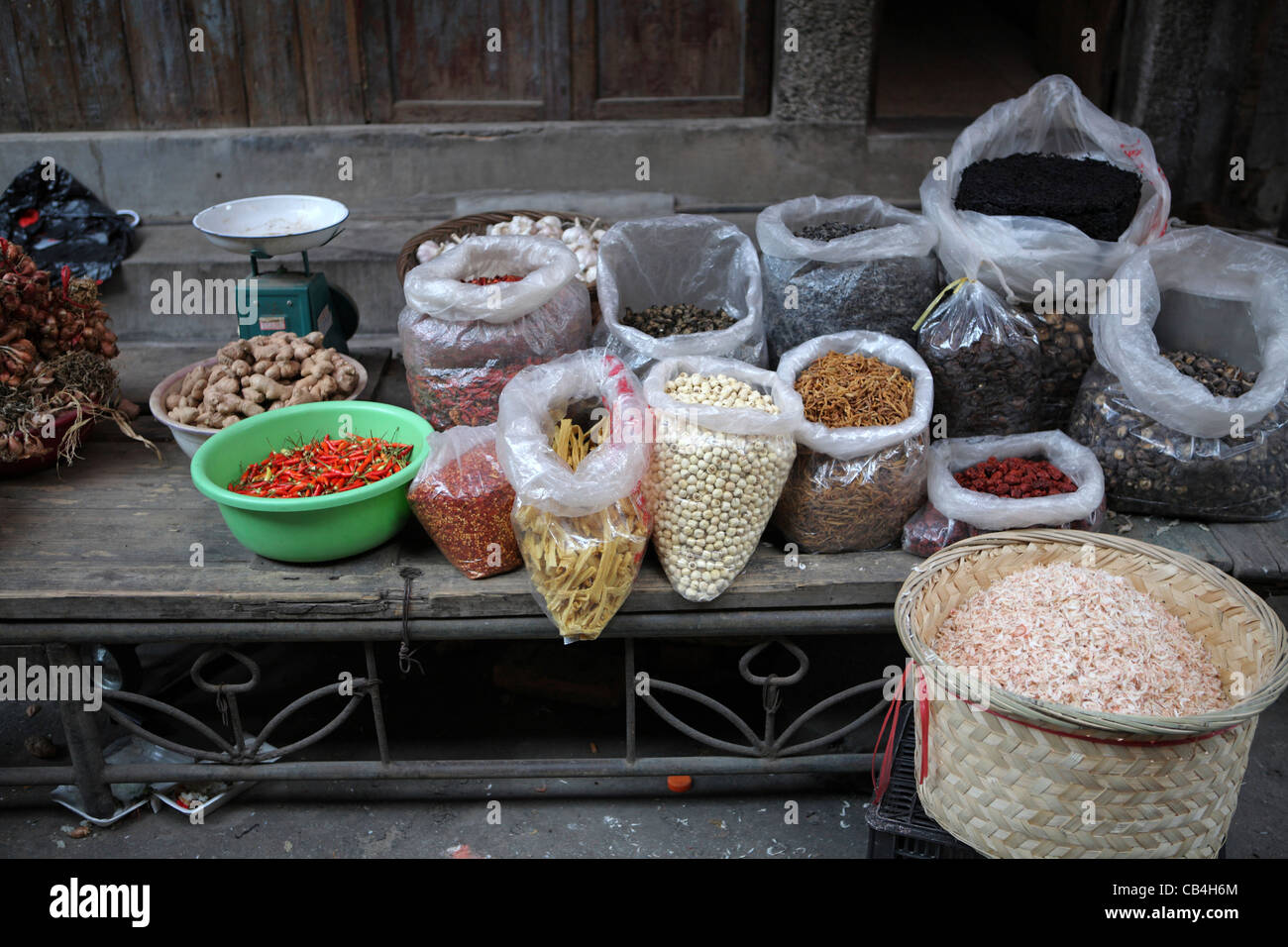 Sélection de produits alimentaires secs et d'épices en vente market Xiamen, Chine, Asie Banque D'Images