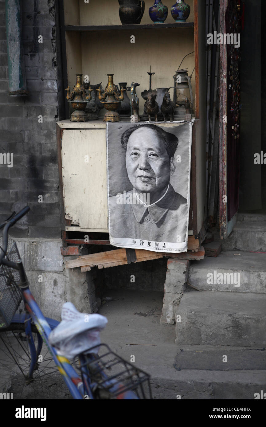 Le président Mao Tse-Tung poster et pots traditionnels chinois à vendre petite boutique à vendre backstreet zone Hutong Beijing, Chine Asie Banque D'Images
