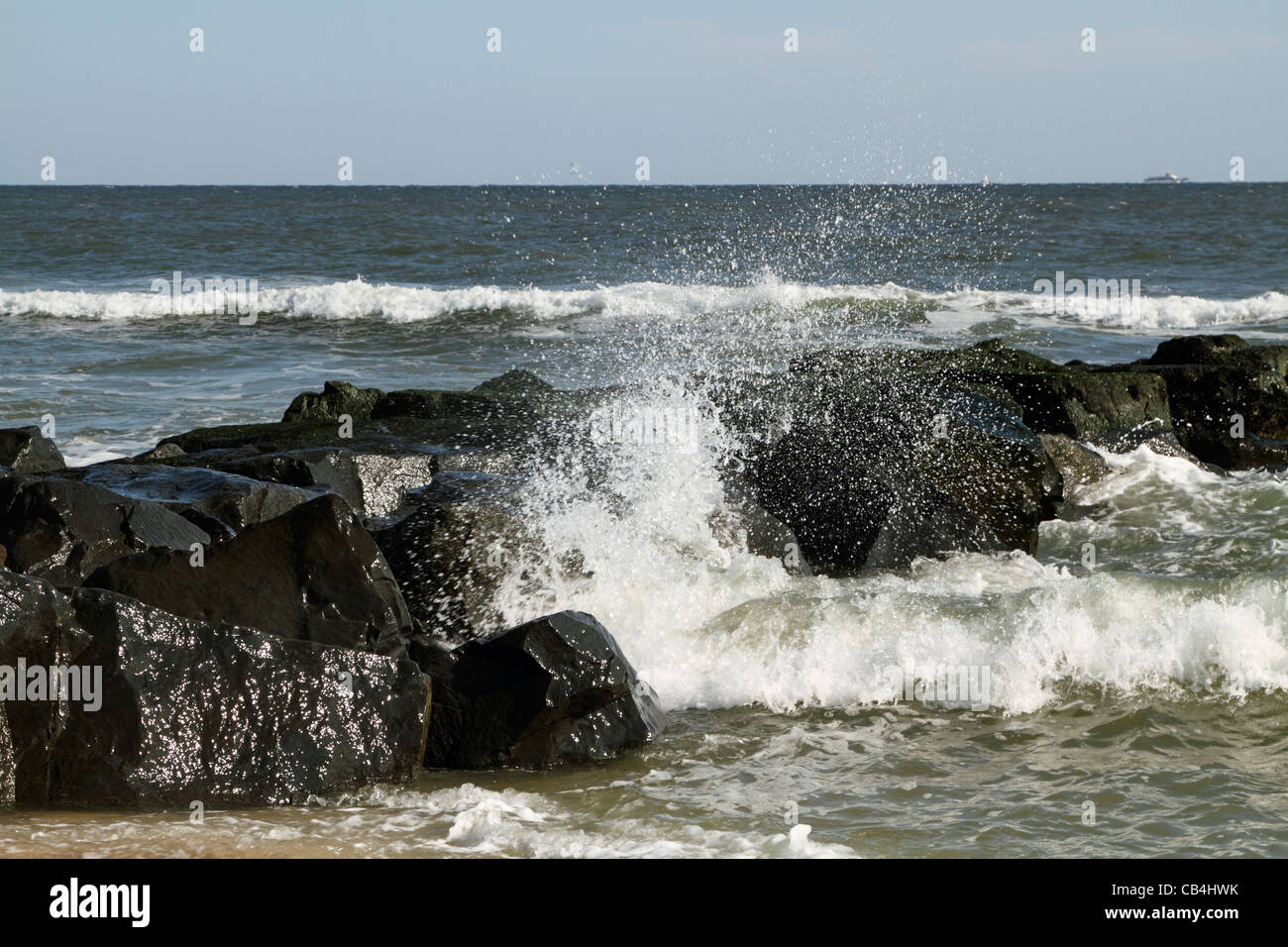 Vagues se briser contre un disjoncteur dans Lavalette, New Jersey, USA Banque D'Images