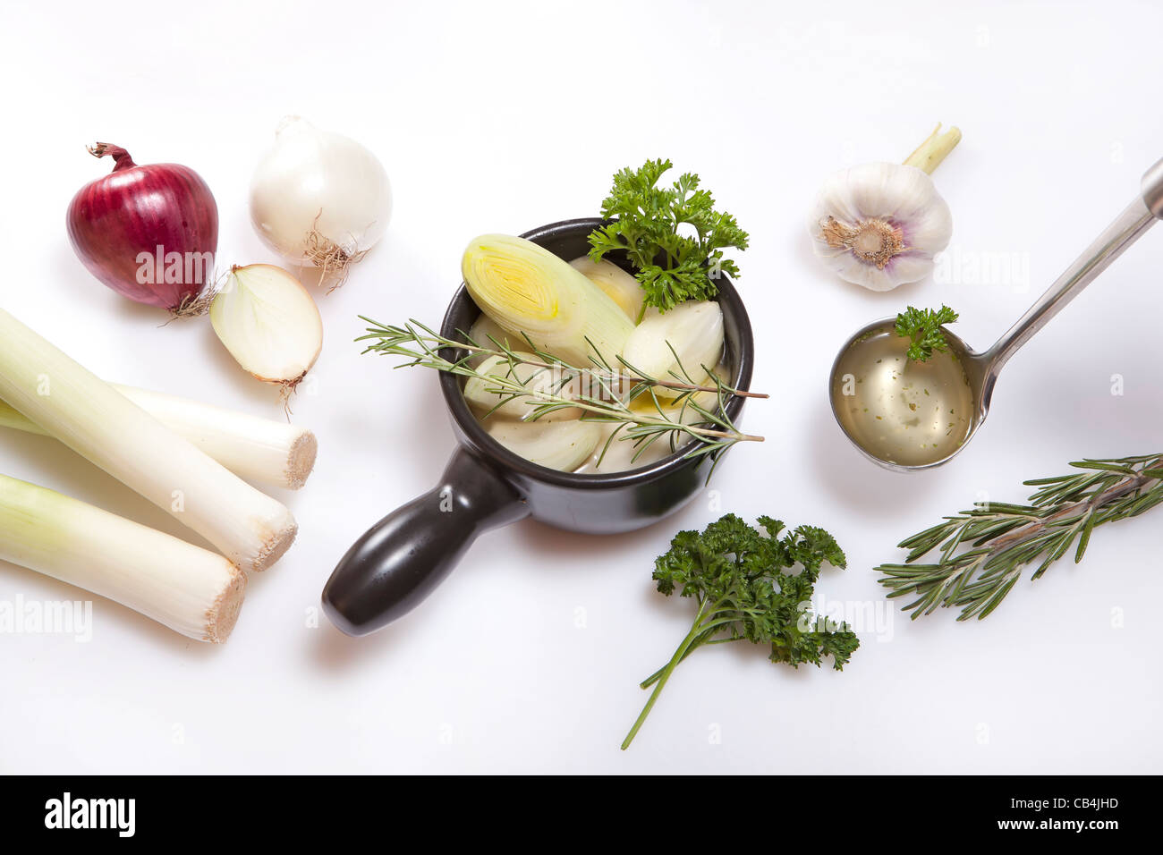 Ingrédients pour cuisiner une soupe à l'oignon et poireaux frais Banque D'Images