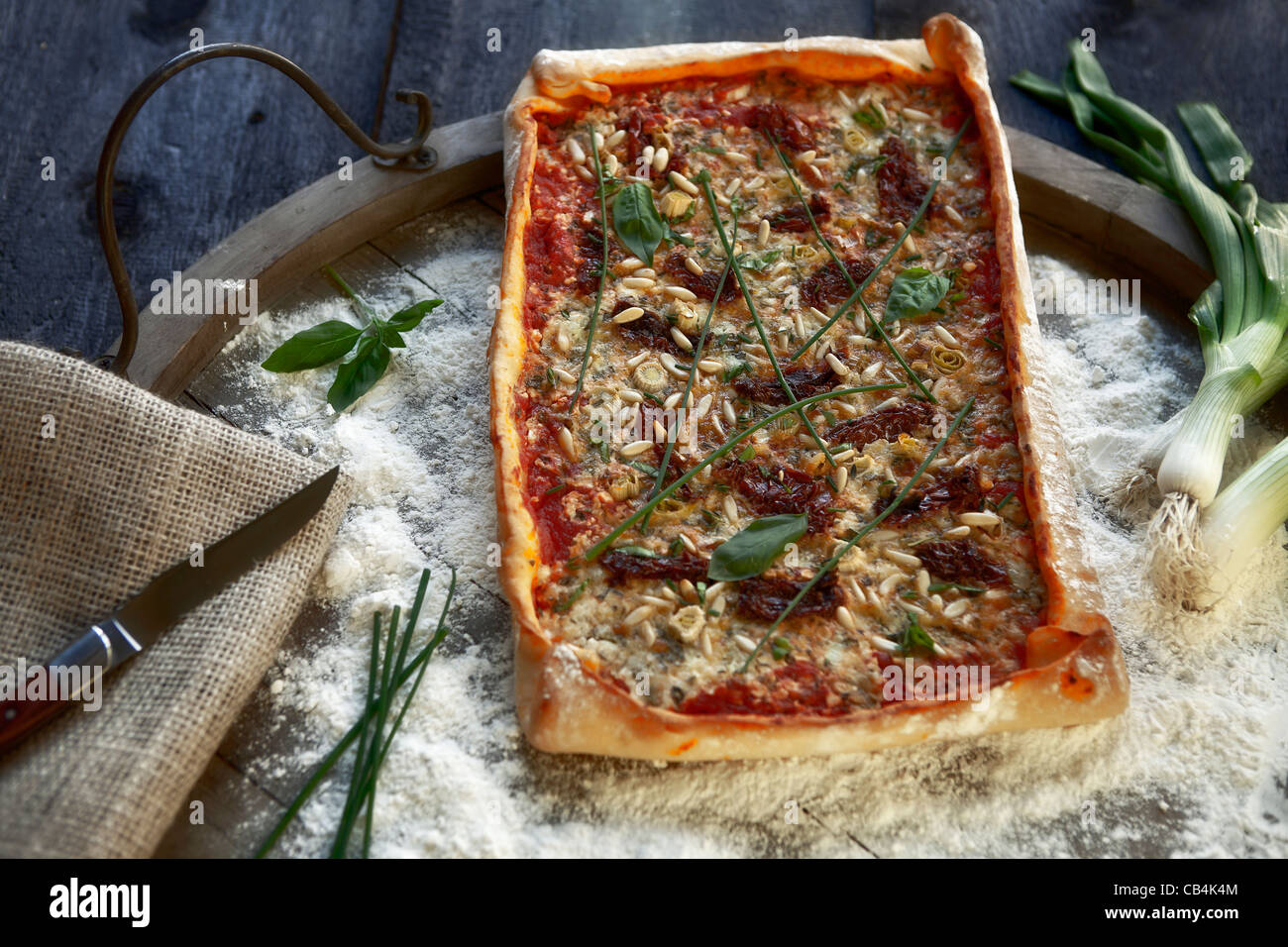 Pizza garnie de fromage cottage et Gartenkraeuter Banque D'Images