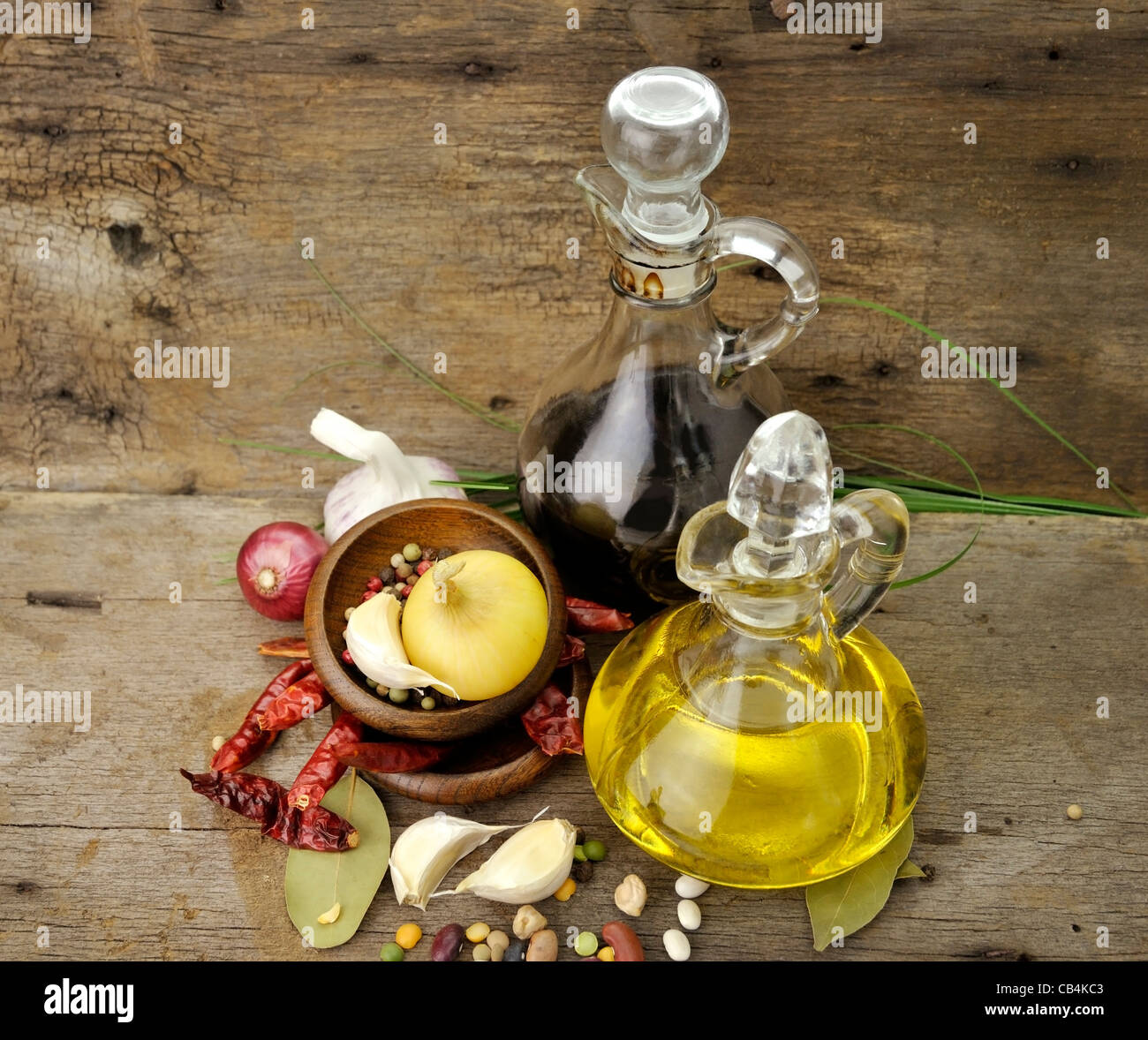 L'huile de cuisson du vinaigre et des épices sur fond de bois Banque D'Images