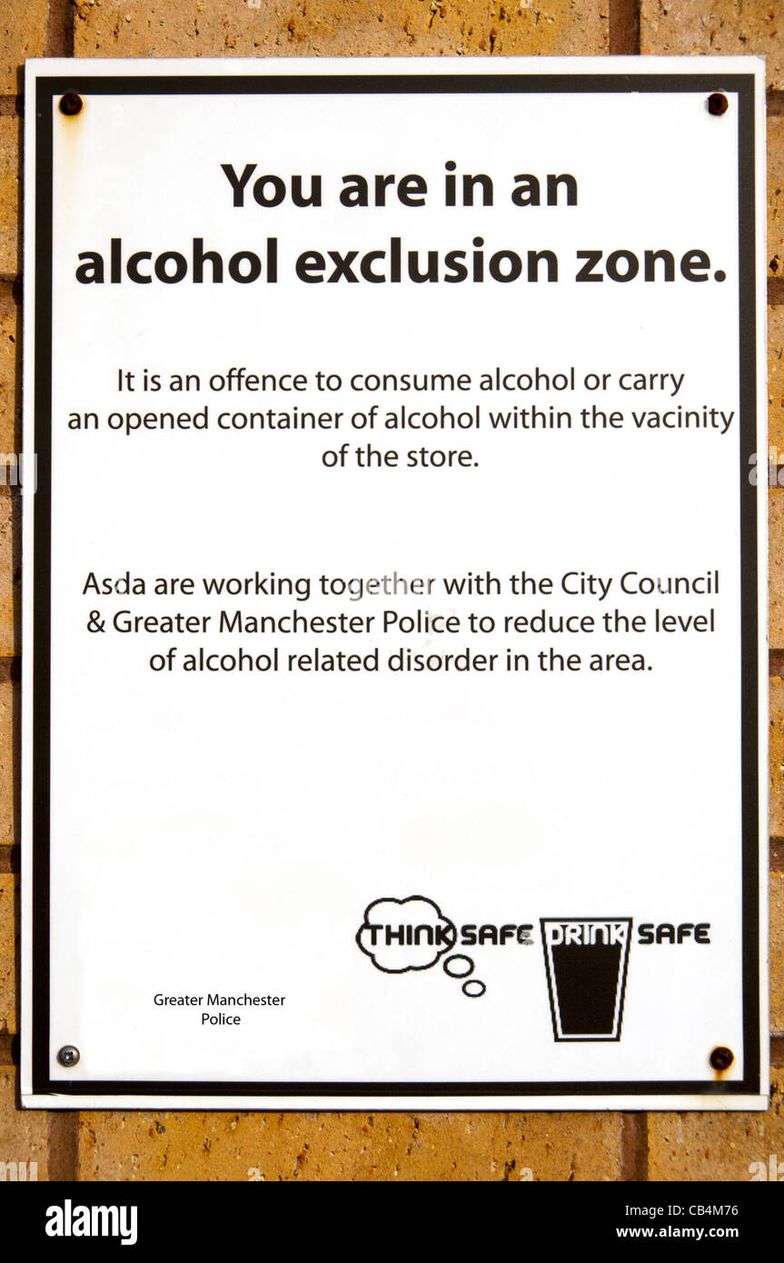 "La police de la zone d'exclusion de l'alcool' signe avec une erreur d'orthographe, Eastlands, Manchester, Angleterre. 'Proximité' s'écrit 'environs' Banque D'Images
