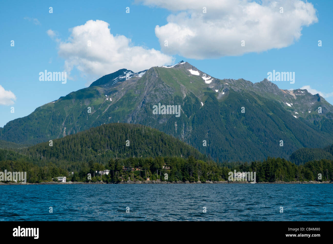 Maisons le long de la côte à l'extérieur de Sitka, Alaska, Mt. Arrowhead en arrière-plan Banque D'Images