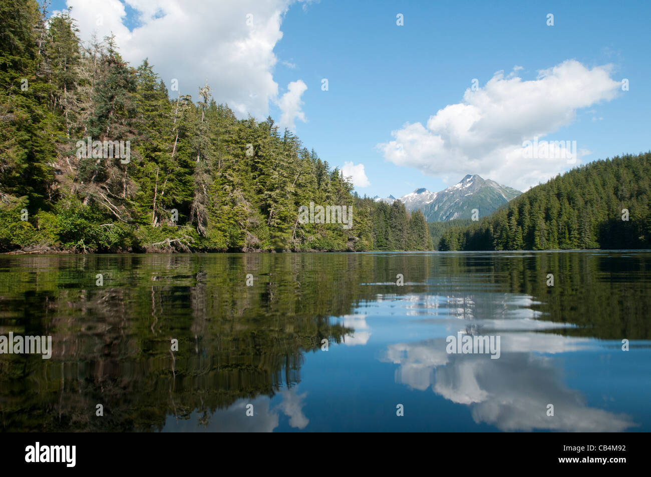Montagnes reflétée dans l'eau calme, North Thorougfare, Sitka, Alaska Banque D'Images