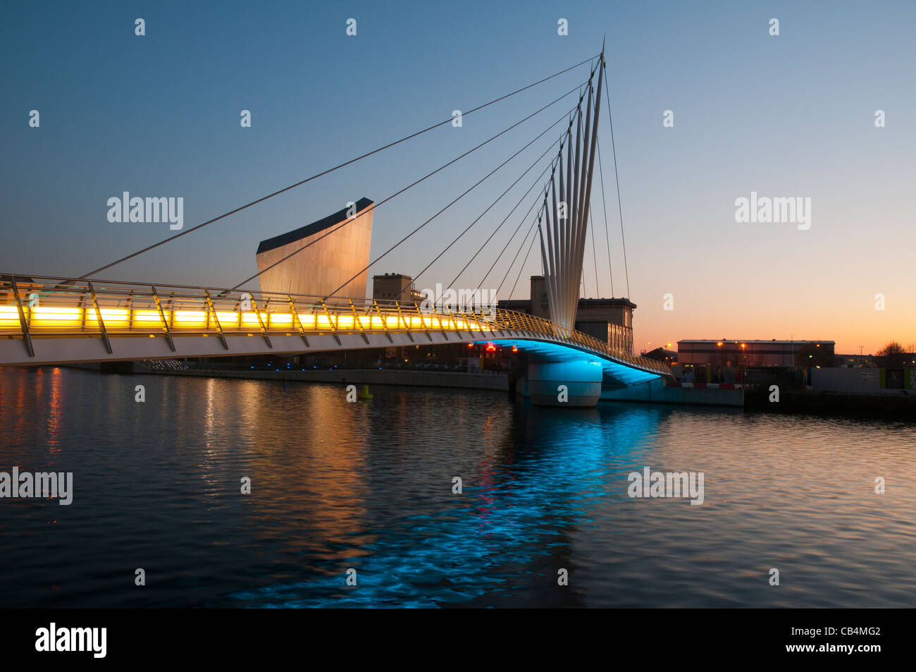 Imperial War Museum North et le swing MediaCityUK passerelle, Manchester Ship Canal, Salford Quays, Manchester, Angleterre, RU Banque D'Images