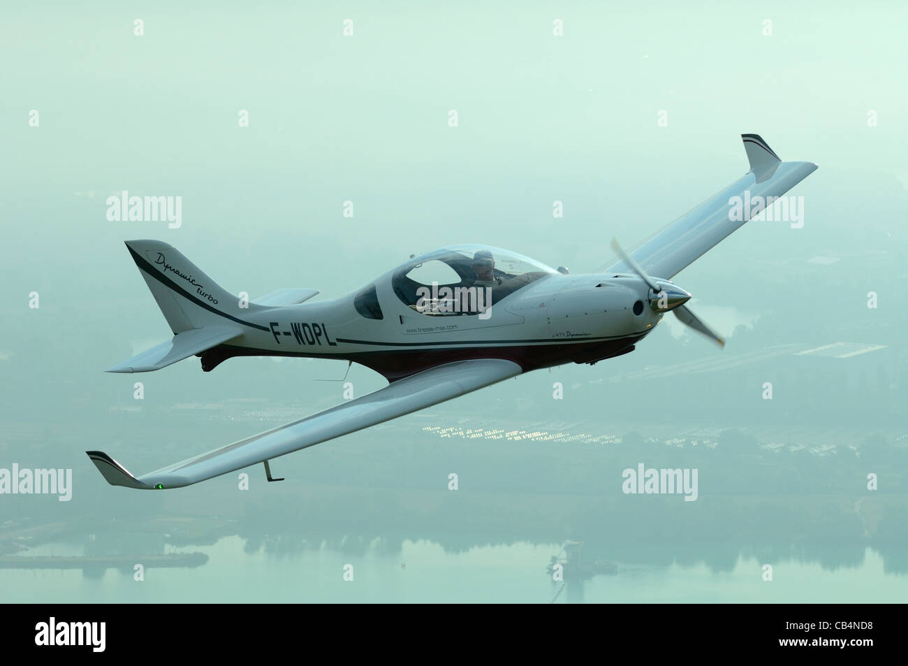 Petit Aerospool LSA Européen sport Turbo Dynamique avion survolant Rhineriver terre, France Banque D'Images