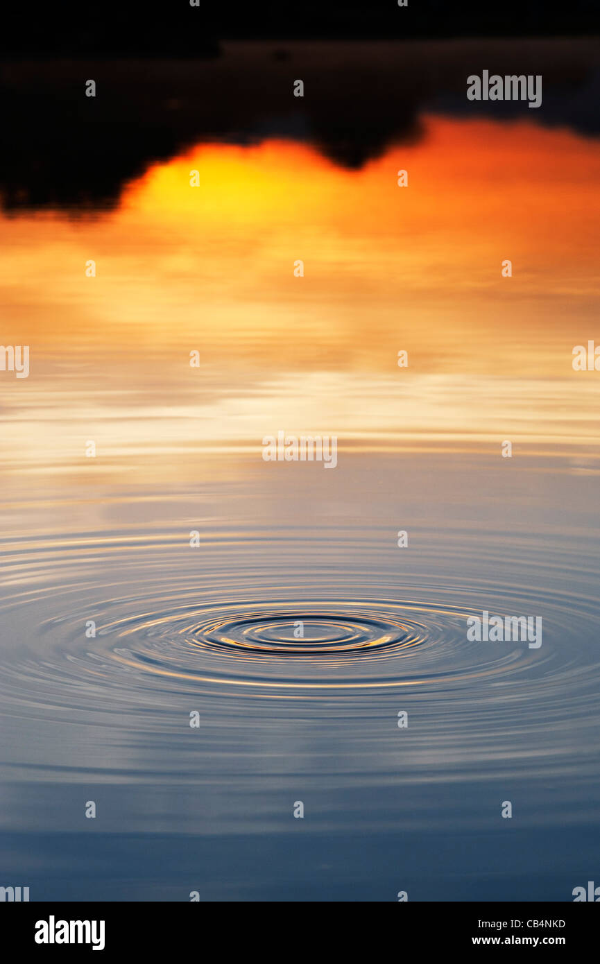 Ondulation de l'eau d'or au lever du soleil en Inde Banque D'Images