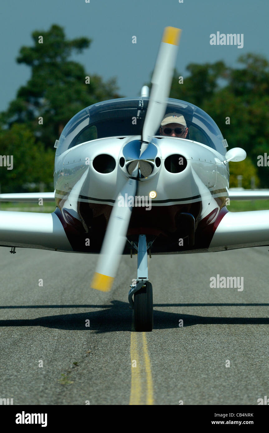Vue de face off petit européen sport Aerospool LSA Avion Turbo dynamique sur la piste d'imposition Banque D'Images
