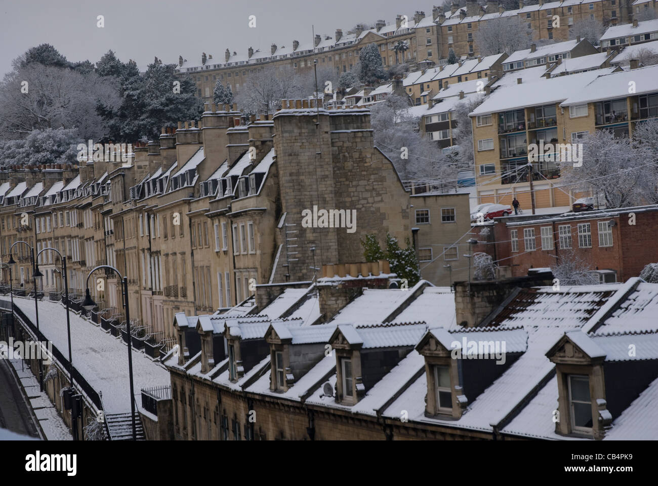 Terrasses géorgiennes couvertes de neige sur la route de Londres Angleterre Somerset Bath Spa, Royaume-Uni Banque D'Images