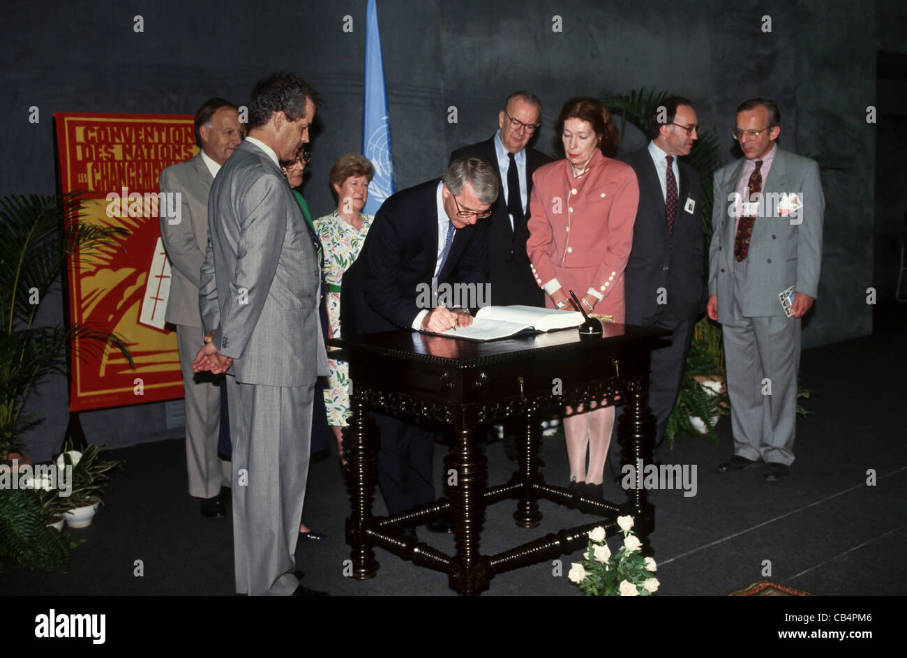 Conférence des Nations Unies sur l'environnement et le développement, Rio de Janeiro, Brésil, 3 au 14 juin 1992. Sommet de la terre : John Major la signature de la Convention sur le changement climatique au nom du Royaume-Uni avec Secrétaire de l'environnement Michael Howard. Banque D'Images