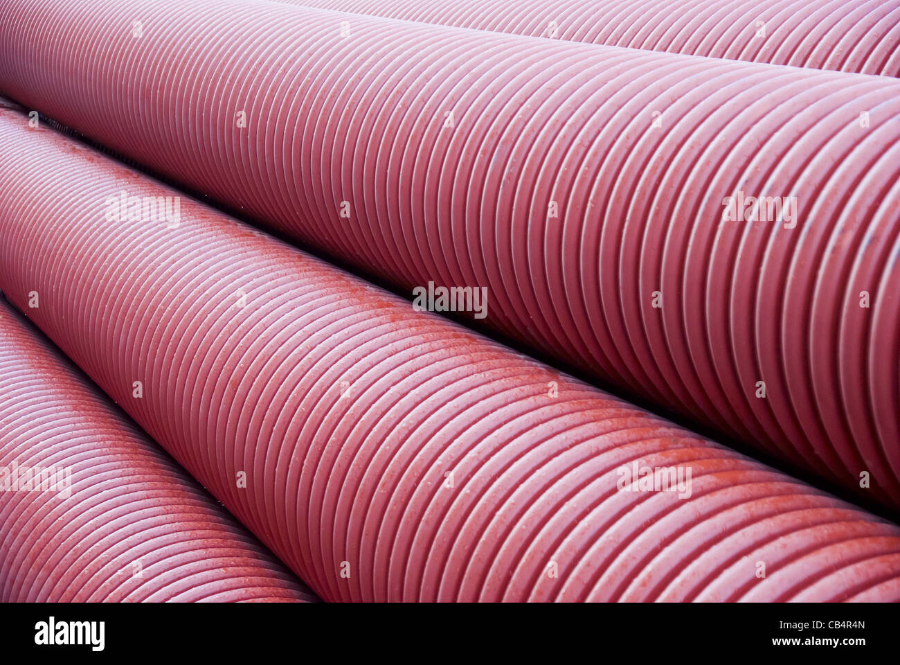 Les tuyaux de tôle ondulée d'empilage. Les tubes de drainage pour la construction Banque D'Images