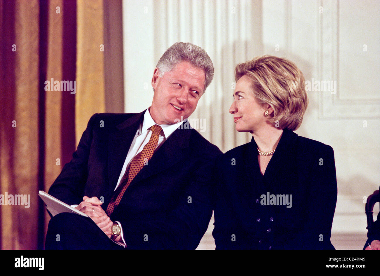 Le président américain Bill Clinton et la première dame Hillary Clinton rire après le sénateur Chuck Robb, plaisanteries au sujet de Mme Clinton a spéculé exécuter pour le Sénat siège à New York, bientôt libéré le 17 février 1999, à la Maison Blanche à Washington, DC. Banque D'Images