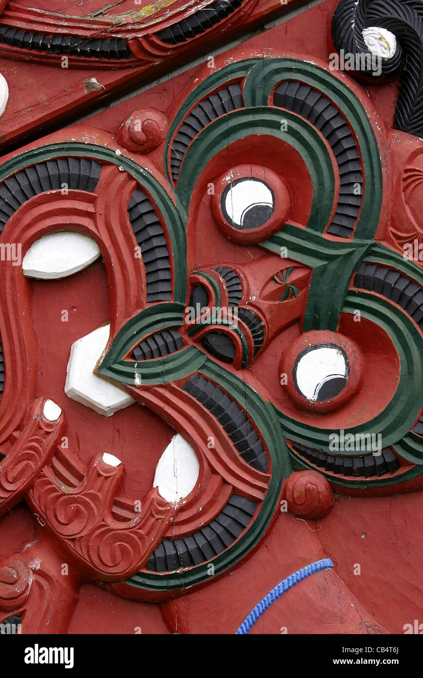 Détail de la sculpture Maori à l'entrée de Te Poho O Te Whatuiapiti Marae meeting house à Hawkes Bay, Nouvelle-Zélande Banque D'Images