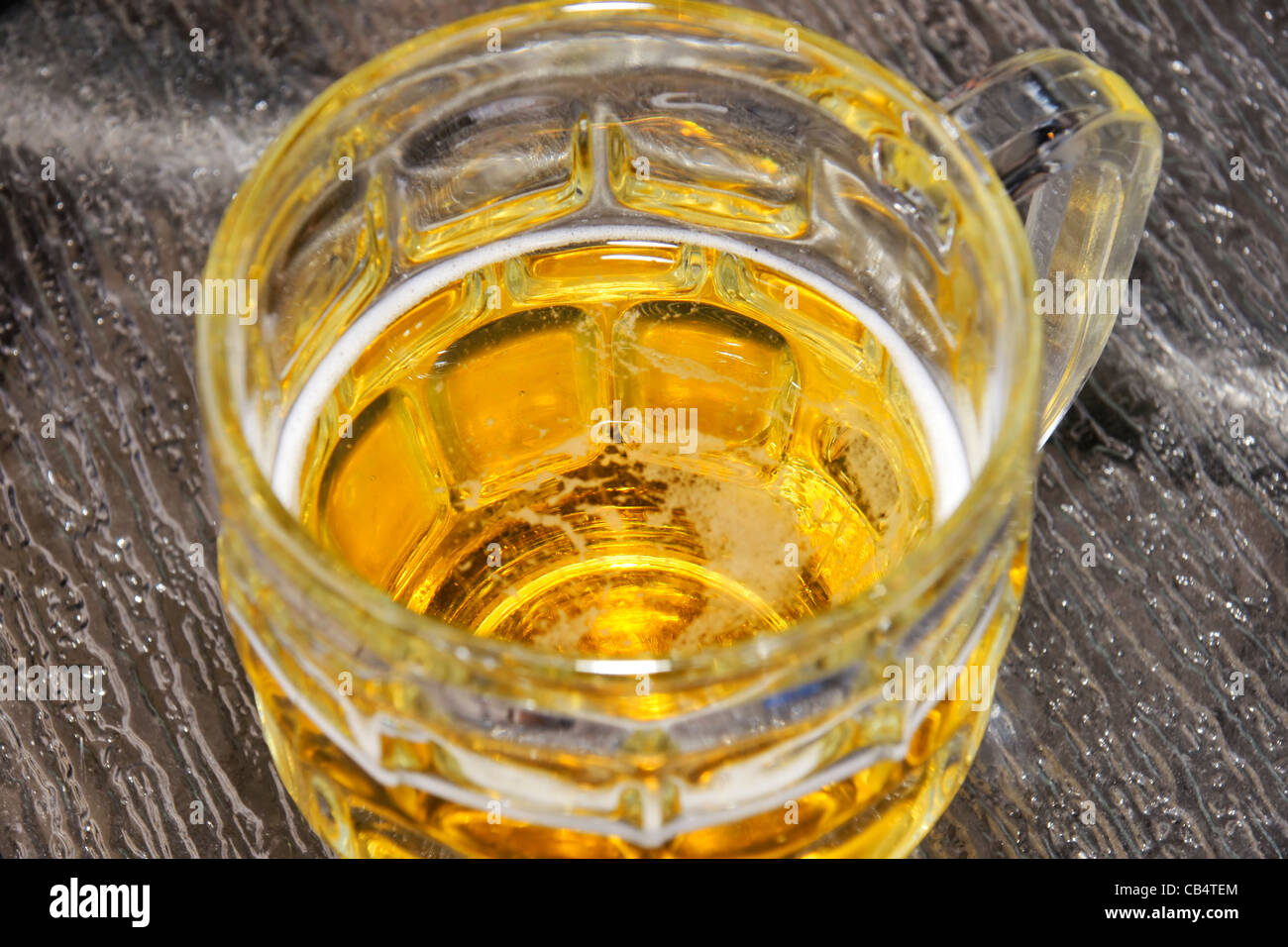 Regardant vers le bas au fond d'un bock verre rempli de bière froide, la  toxicomanie et le rafraîchissement d'un concept ou d'aime Photo Stock -  Alamy