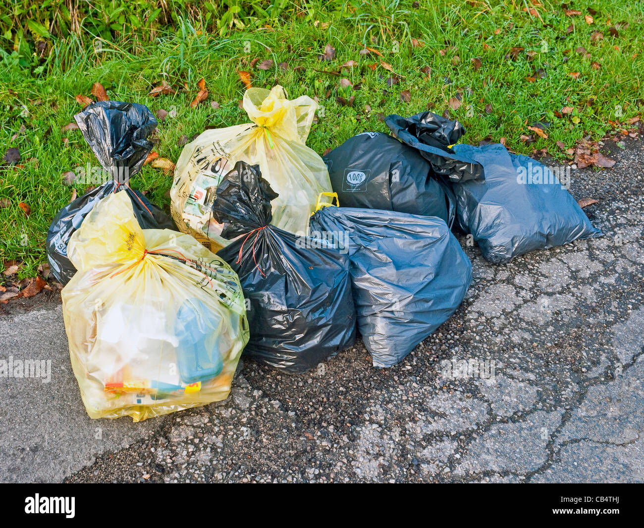 Les ordures ménagères des sacs plastiques en attendant la collecte hebdomadaire - France. Banque D'Images