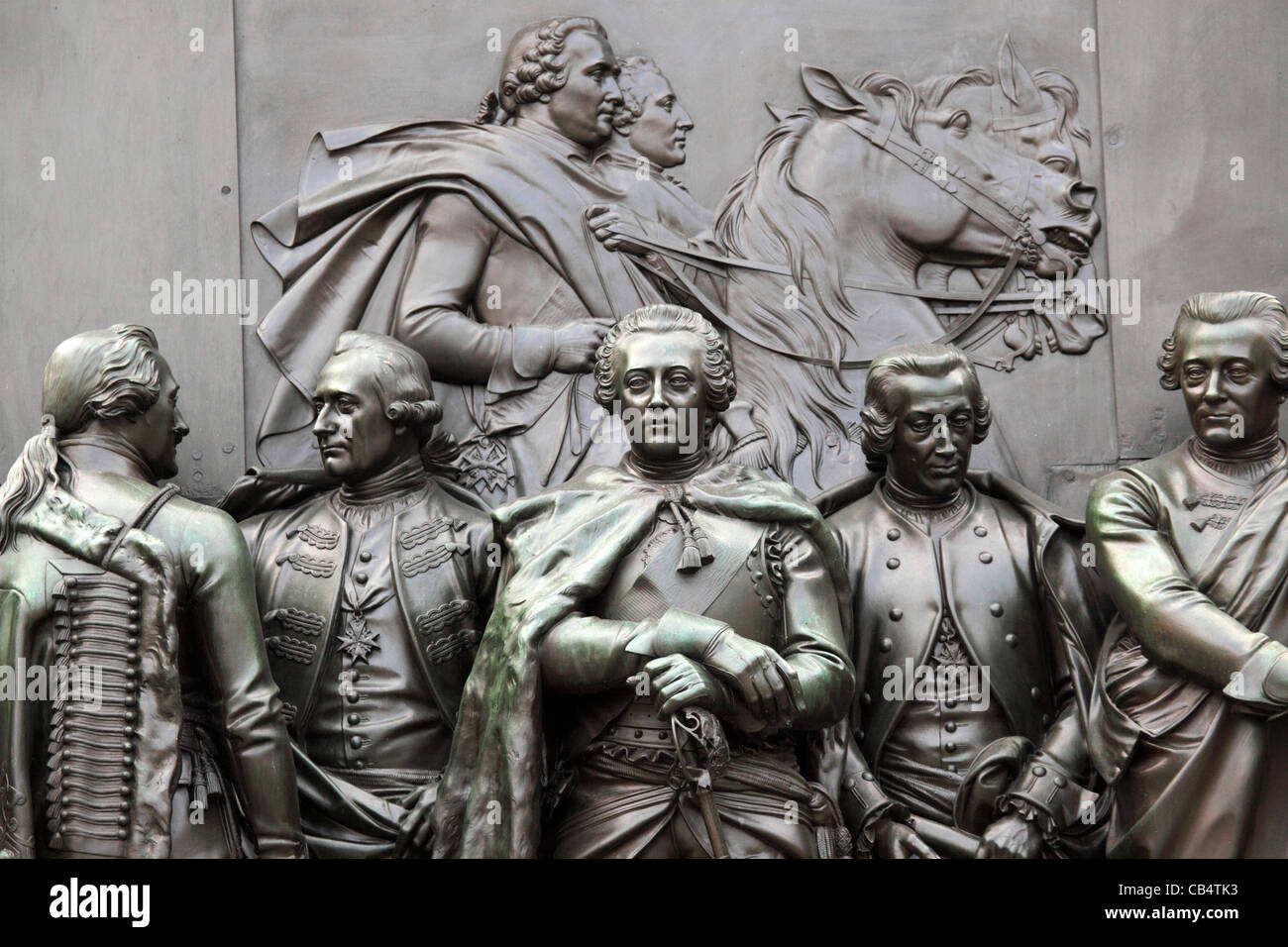 Bas-relief sculptures de 18e siècle prussiens sur le monument en mémoire de Frédéric le Grand à Berlin, Allemagne. Banque D'Images