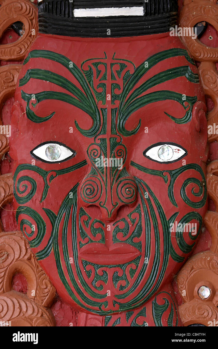 Détail de la sculpture Maori à l'entrée de Te Poho O Te Whatuiapiti Marae meeting house, Hawkes Bay, Nouvelle-Zélande Banque D'Images