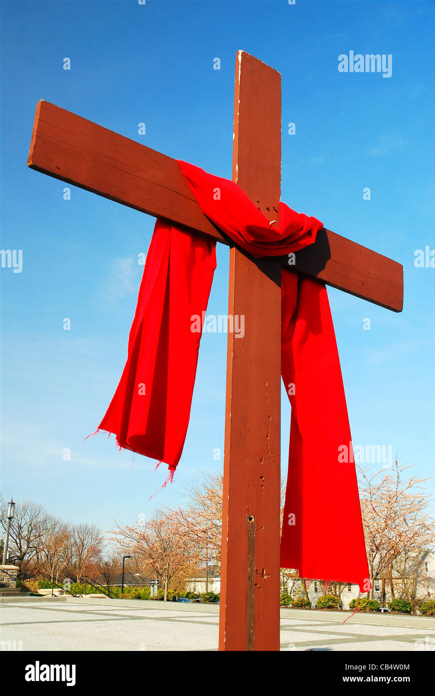Un voile rouge est drapé sur une croix à l'extérieur d'une église  catholique pendant le Carême Photo Stock - Alamy