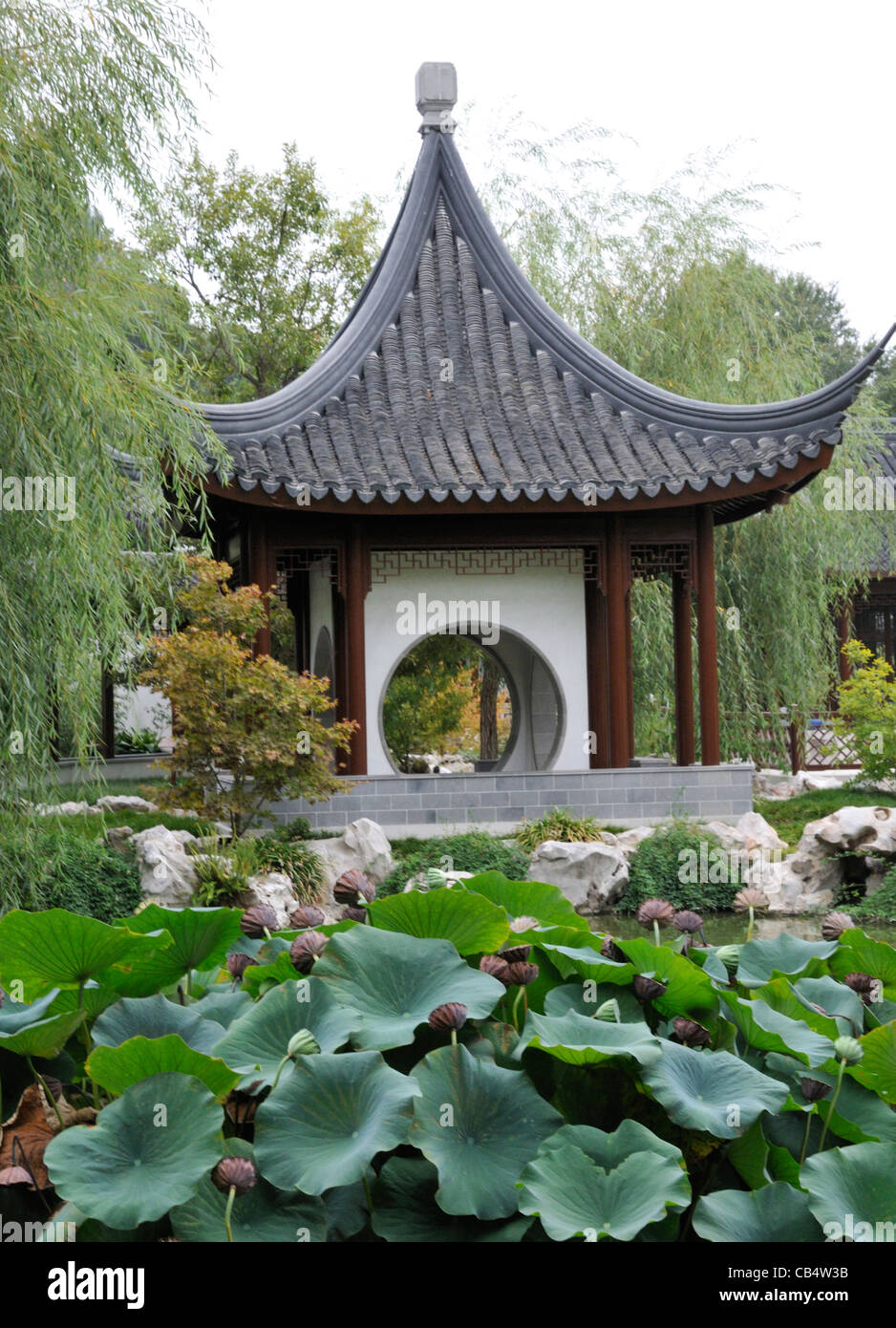 Terrasse de l'Jade miroir, jardin chinois, le Jardin botanique de Huntington. Les ouvertures circulaires imiter la lune Banque D'Images