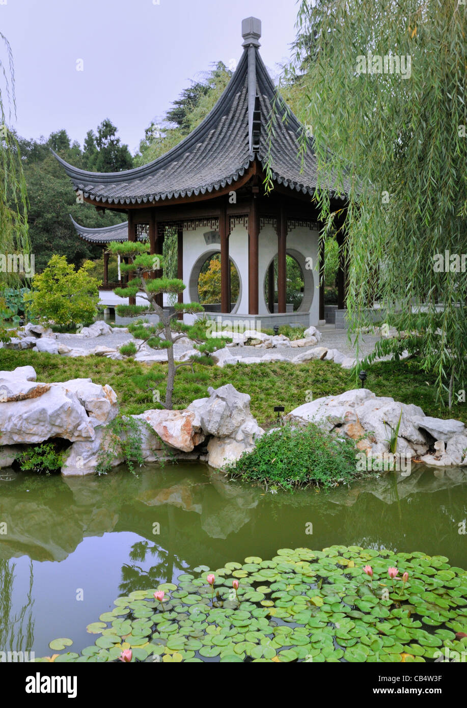 Terrasse de l'Jade miroir, jardin chinois, le Jardin botanique de Huntington. Les ouvertures circulaires imiter la lune Banque D'Images
