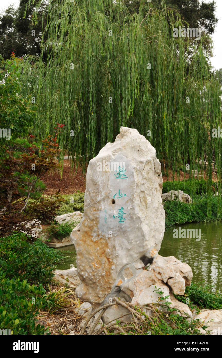 Pierre avec l'écriture chinoise dans le jardin chinois, le Jardin botanique de Huntington, San Marino, Californie Banque D'Images