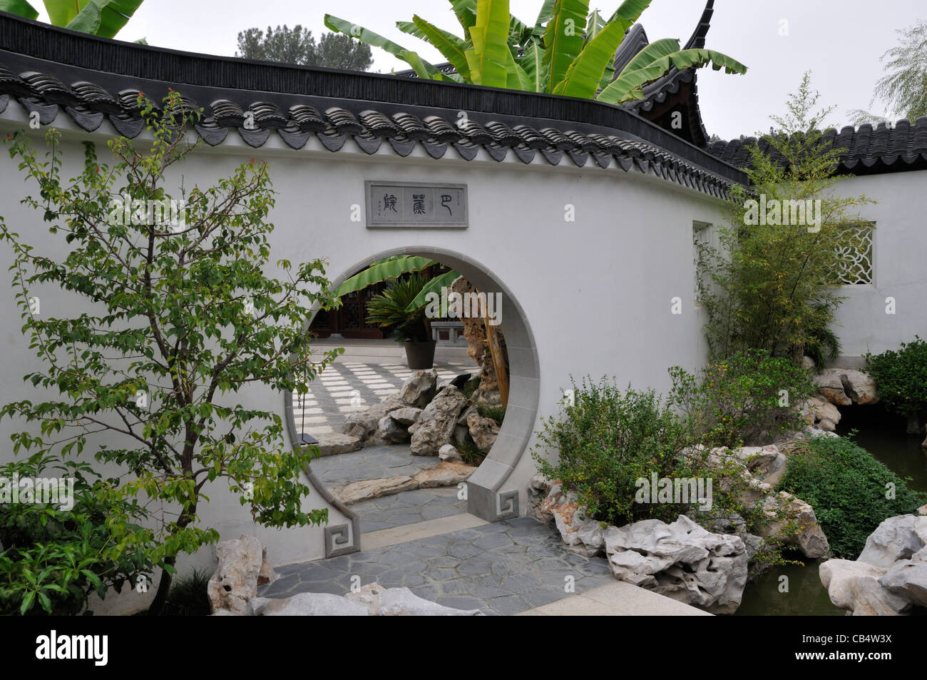 Lune ouverture dans un mur dans le jardin chinois, le Jardin botanique de Huntington, San Marino, Californie Banque D'Images