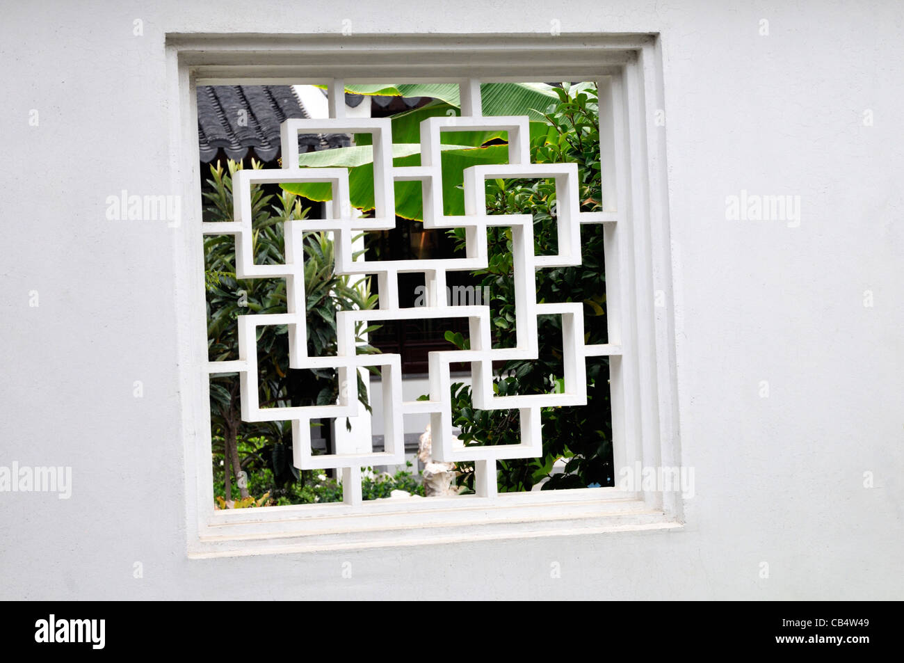 Fenêtre à motifs, finement sculptés dans le jardin chinois, le Jardin botanique de Huntington, San Marino, Californie Banque D'Images