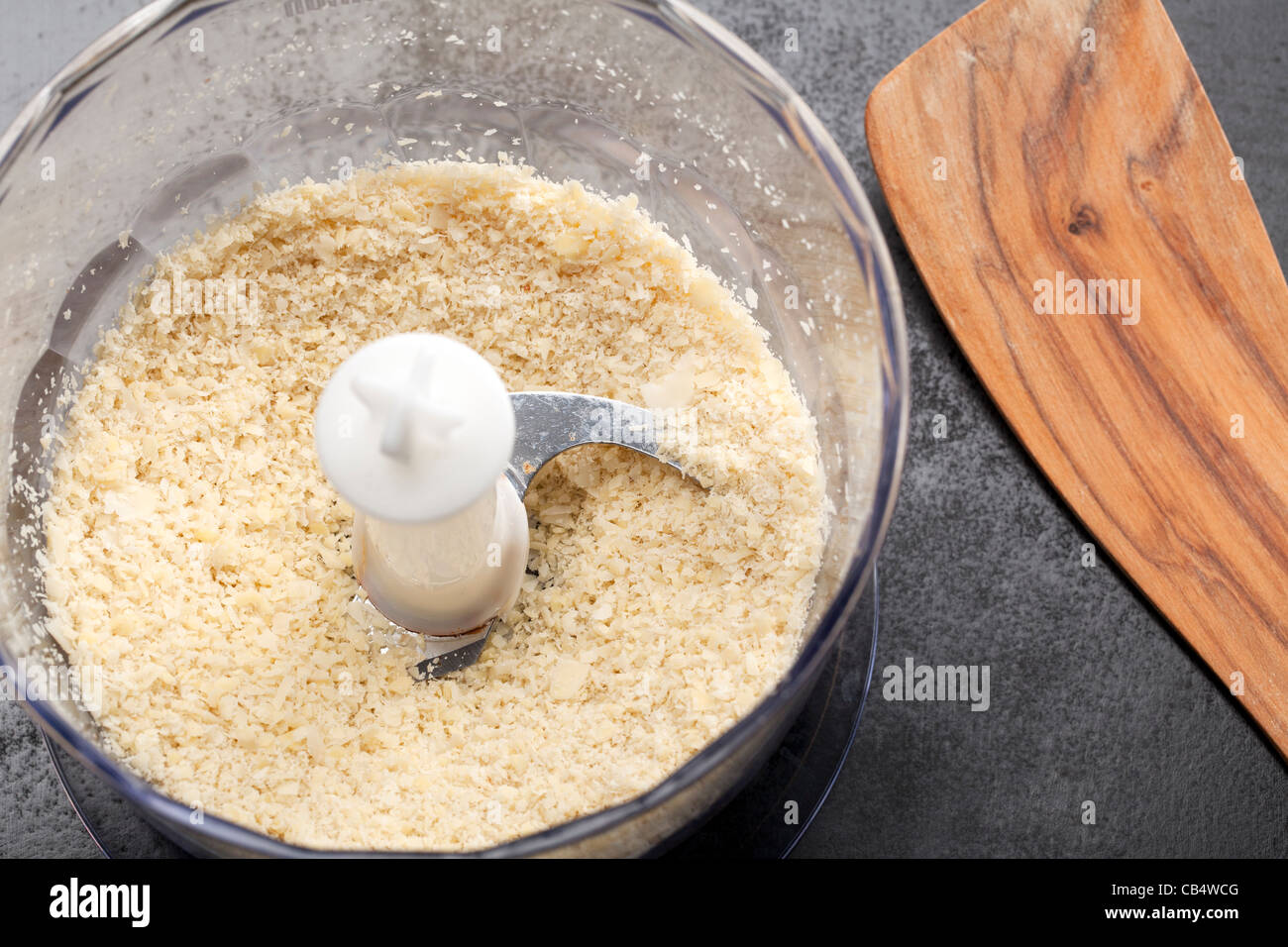 Frais haché les noix dans un mixer de cuisine tourné à partir de ci-dessus. Banque D'Images