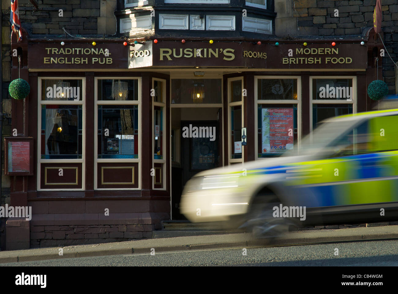 Voiture de police excès passé Ruskin's pub, Bowness, Parc National de Lake District, Cumbria, Angleterre, Royaume-Uni Banque D'Images