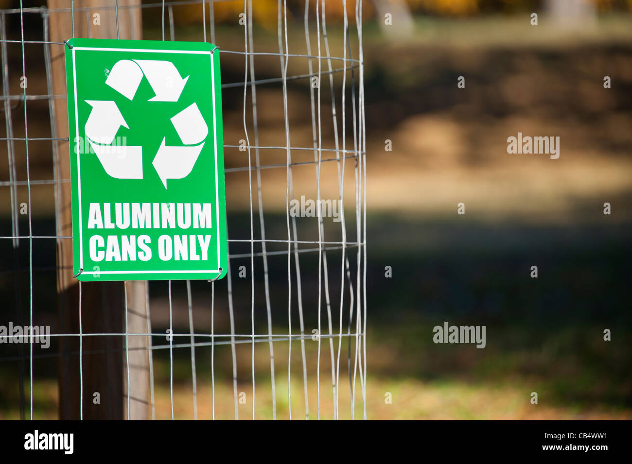 Signe de recyclage des canettes d'aluminium seulement Banque D'Images