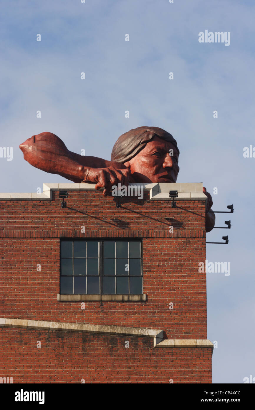 Sculpture de Natif américain intitulé Connecticut par Paul DiPasquale au bâtiment de Lucky Strike à Richmond, en Virginie Banque D'Images