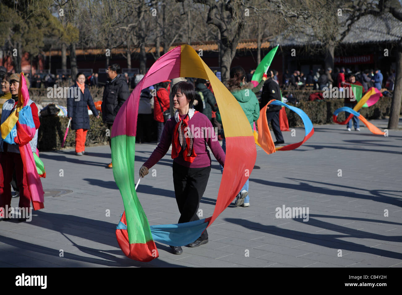 Les Chinois ordinaires les femmes jouissent de l'activité de groupe dans le parc à Beijing, Chine, ruban de gymnastique rythmique twirling Banque D'Images