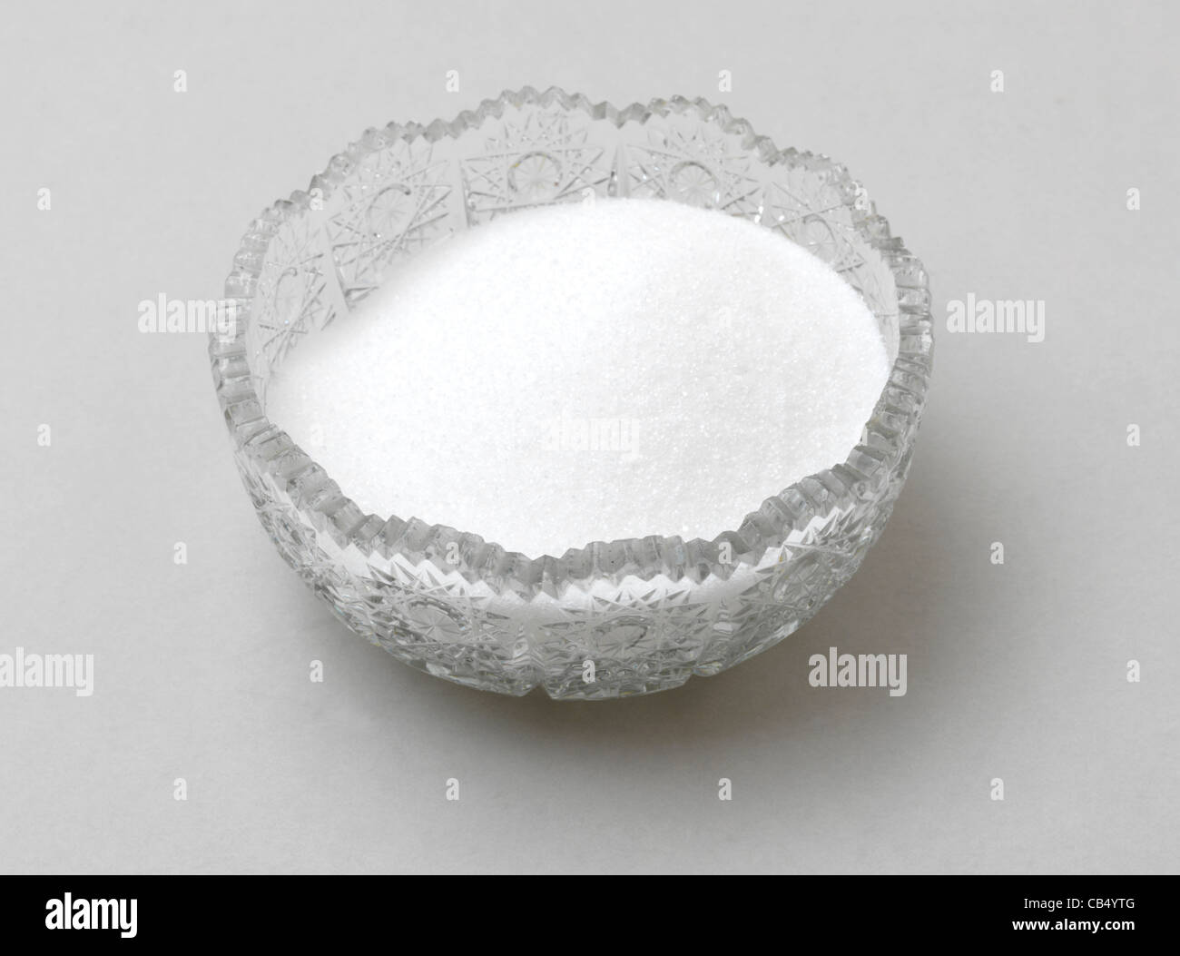 Un bol en verre de sucre blanc Banque D'Images