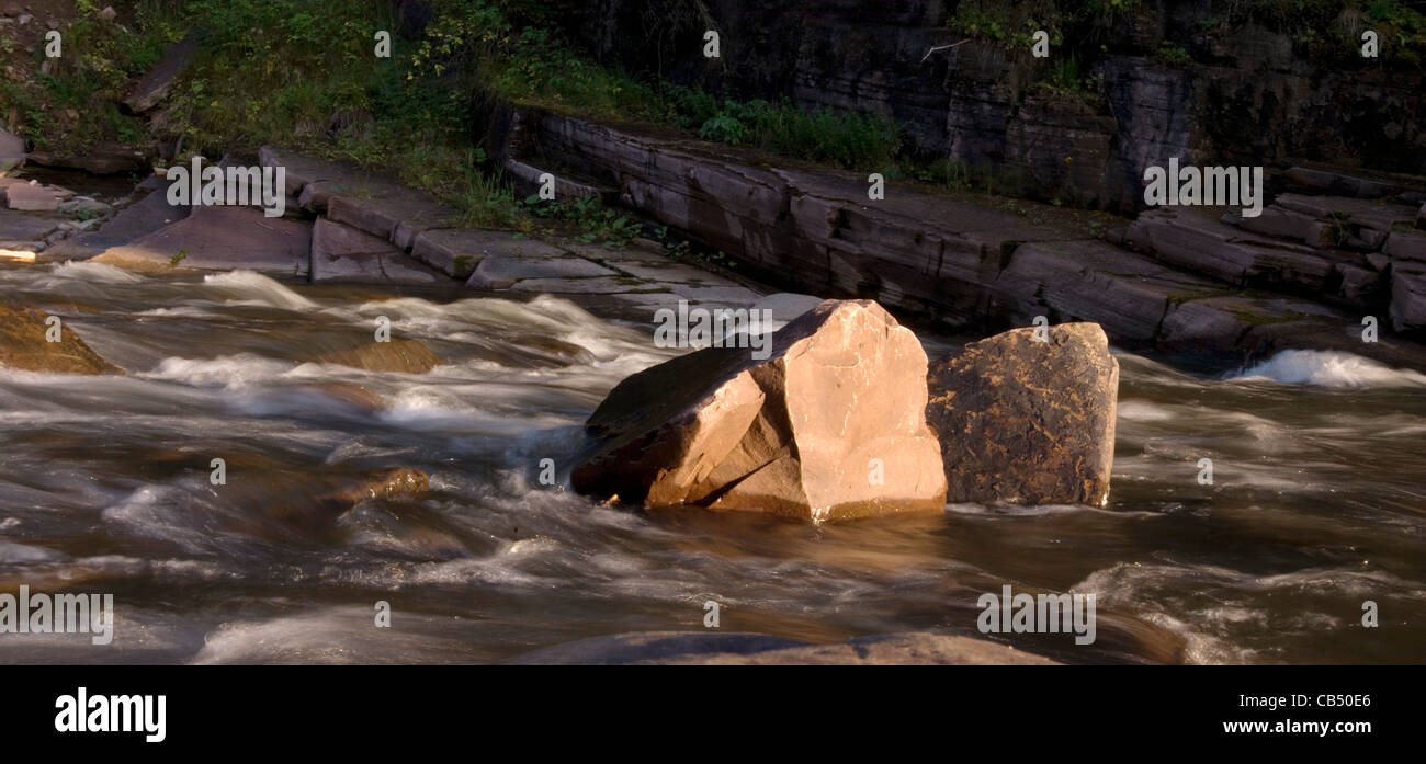 Rivière de montagne. Tyulmen De l'Oural du sud de la réserve. Bachkirie Banque D'Images