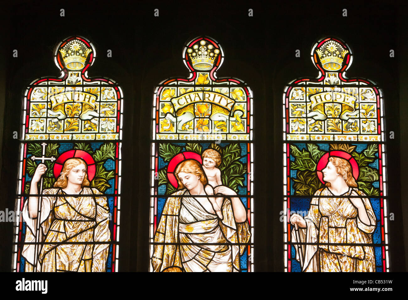 Vitraux de foi, espérance et charité dans l'église St Mary à kirkby