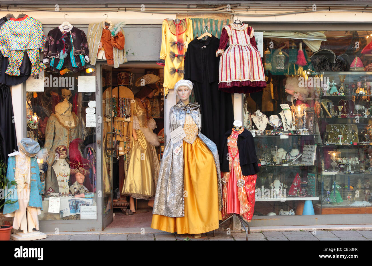 Une boutique à Venise la vente de souvenirs et des costumes pour le carnaval annuel de la célèbre et spectaculaire célébration Banque D'Images